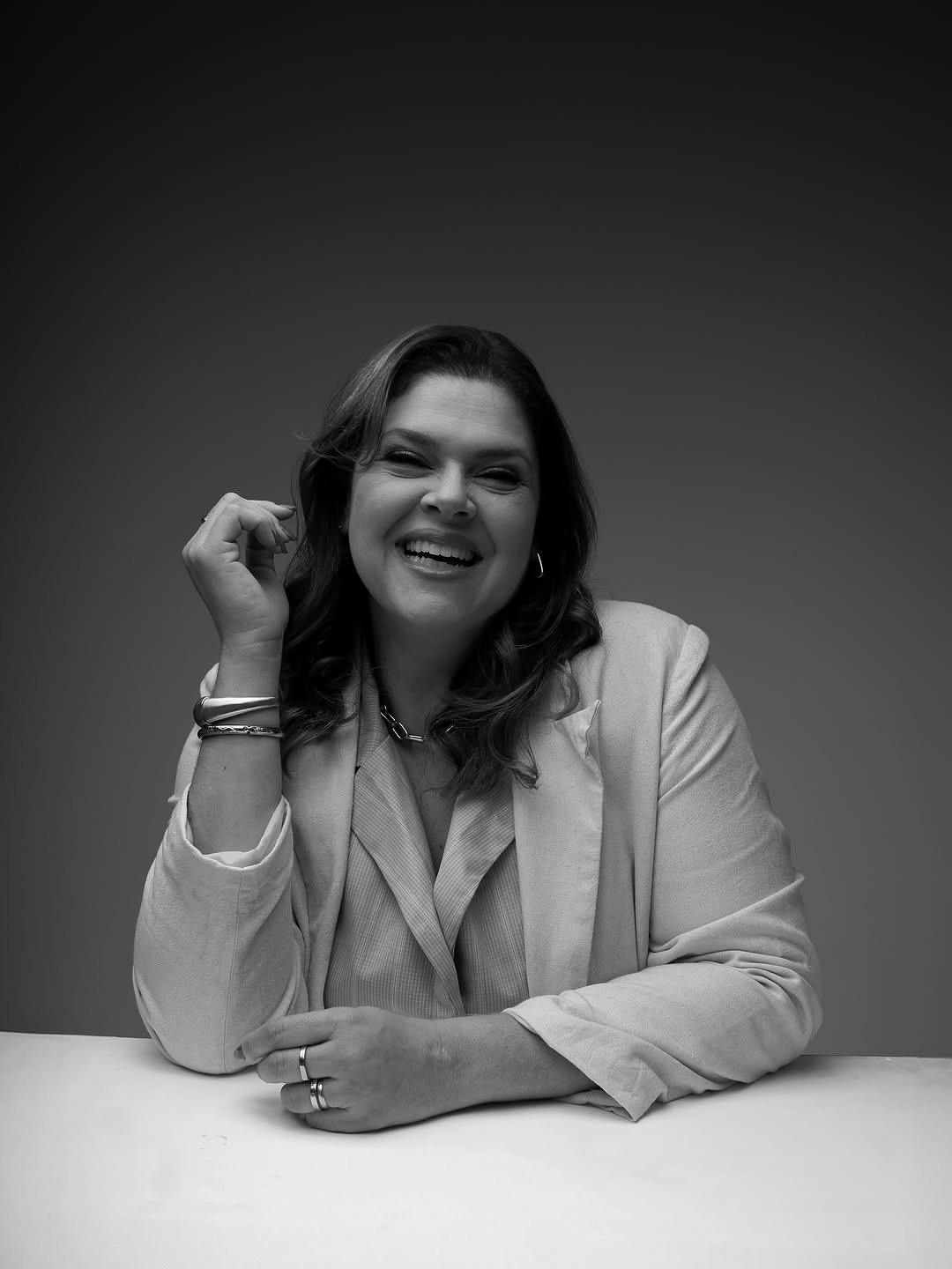 Marcela Nicacio, retrato editorial em preto e branco à mesa